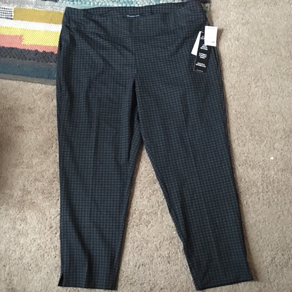 Stretchy checkered pants NWT